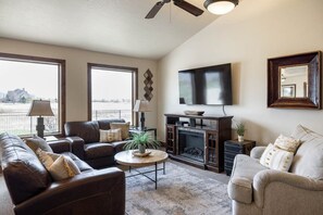 Smart TV, fireplace, DVD player, foosball - Within Minutes Of BYU, Temples, Skiing  Sleeps 18 (Vineyard)