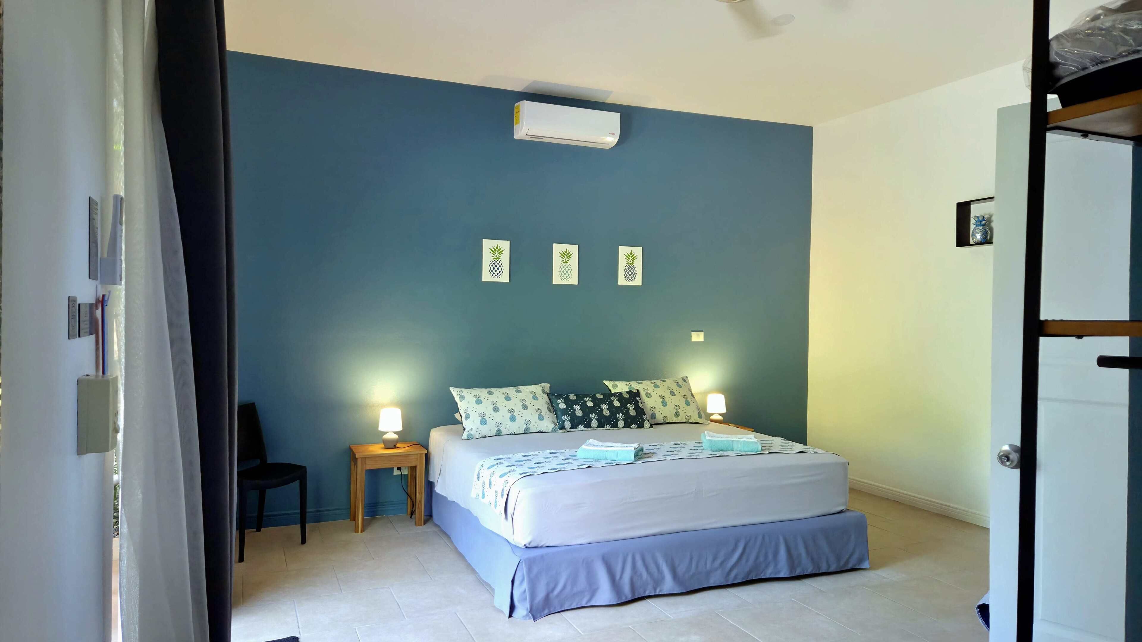 Comfort tweepersoonskamer, en-suite badkamer, uitzicht op tuin (Chambre N°2) | 1 slaapkamer, een kluis op de kamer, een bureau