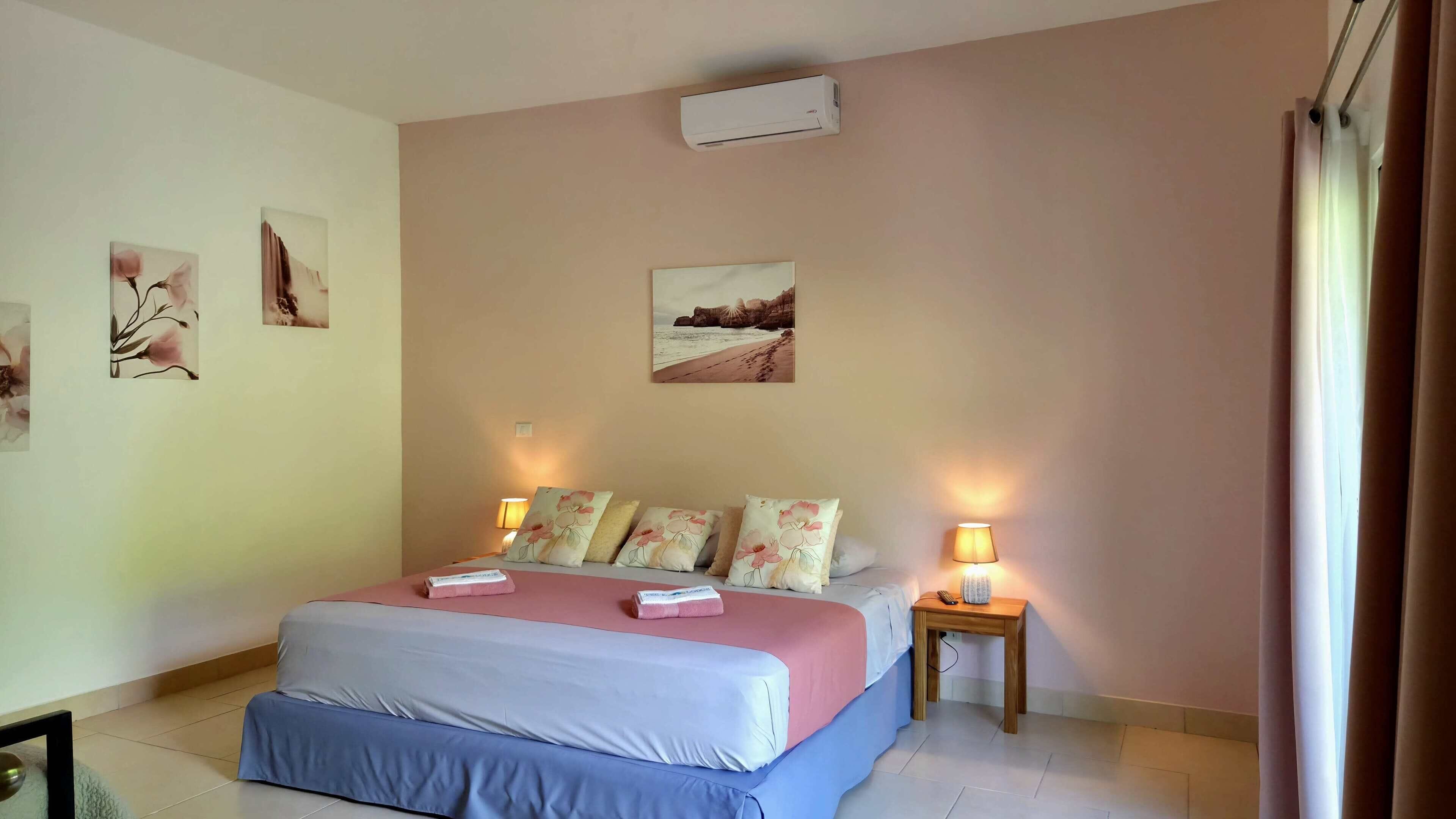 Driepersoonskamer | 1 slaapkamer, een kluis op de kamer, een bureau