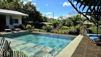 Piscina all'aperto, una piscina a sfioro