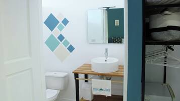 Doppia Comfort, bagno in camera, vista giardino (Chambre N°2) | Bagno | Doccia, set di cortesia gratuito, asciugacapelli, asciugamani