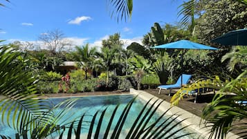 Piscina all'aperto, una piscina a sfioro