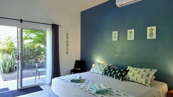 1 habitación, caja de seguridad en la habitación y escritorio 