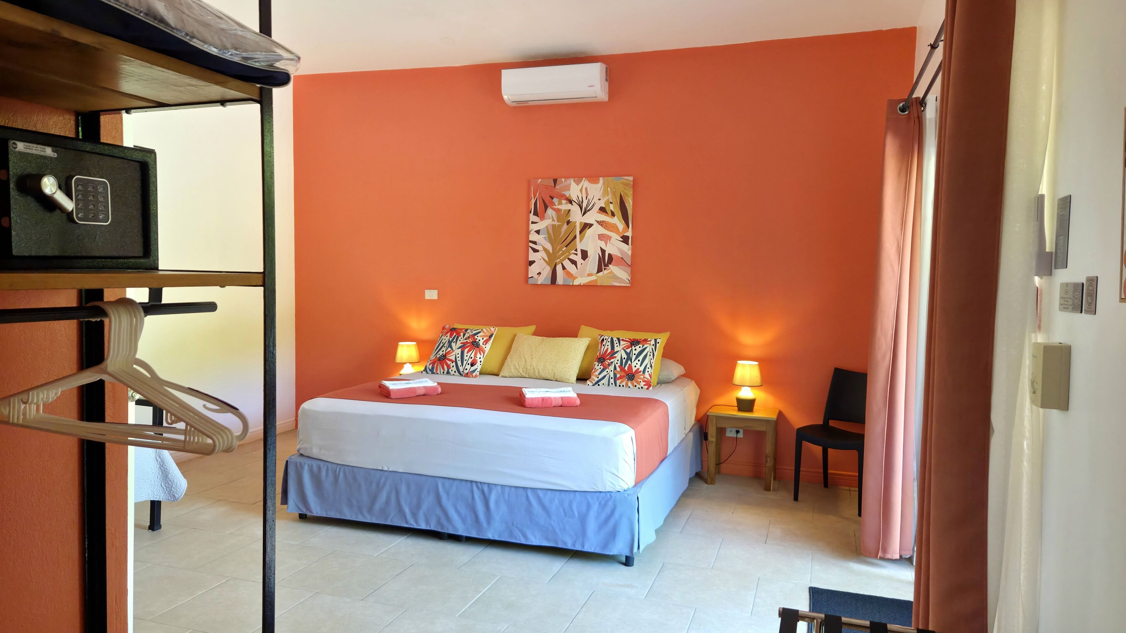 Driepersoonskamer, en-suite badkamer, uitzicht op tuin (Chambre N°1) | 1 slaapkamer, een kluis op de kamer, een bureau