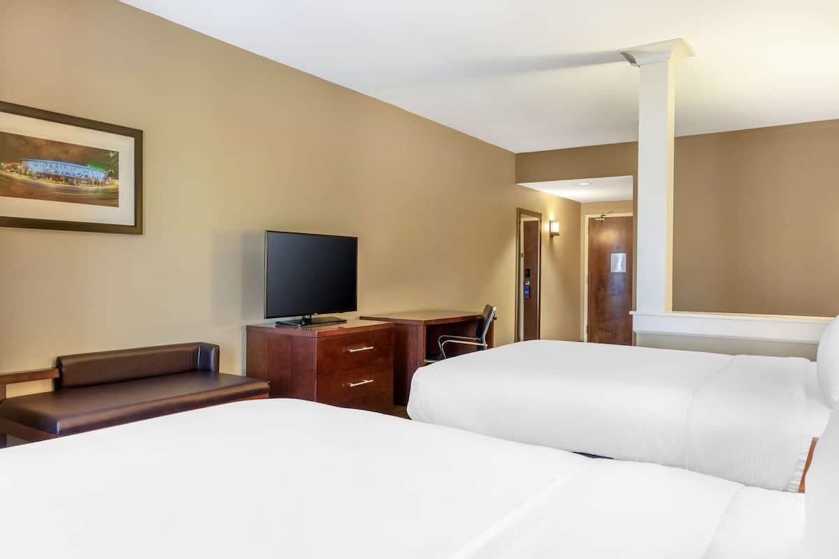 1 bedroom, desk, laptop workspace, blackout drapes