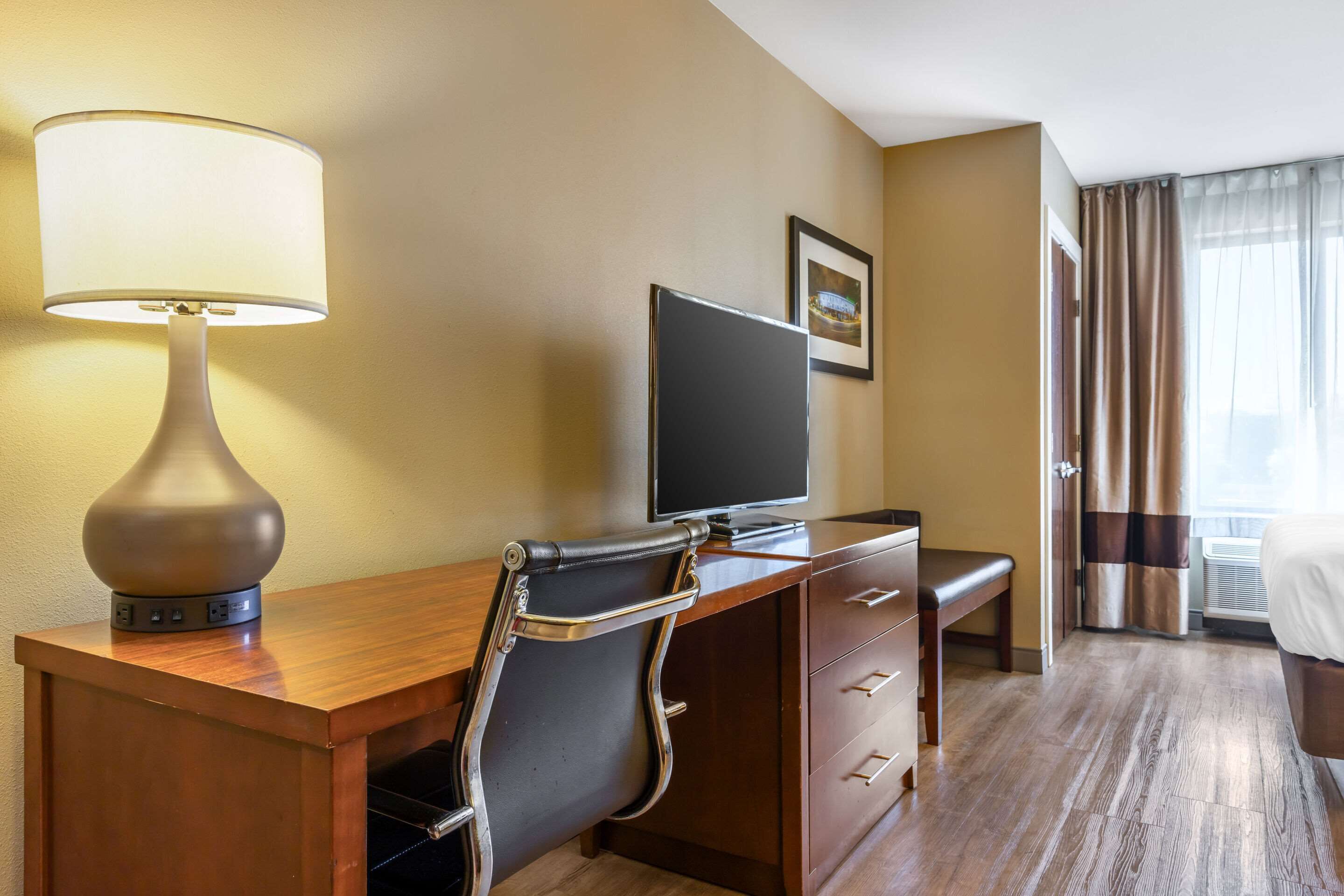 standard room, 1 king bed, non smoking | 1 bedroom, desk, laptop workspace, blackout curtains