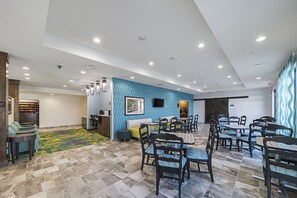 Free buffet breakfast on weekends - Comfort Inn & Suites Oklahoma City near Bricktown (Oklahoma City)