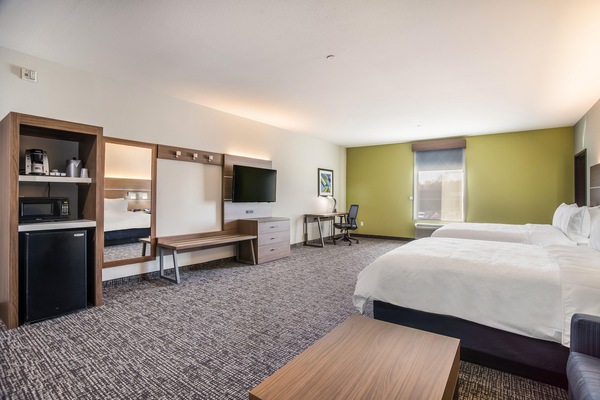 Premium bedding, desk, iron/ironing board, WiFi (free)