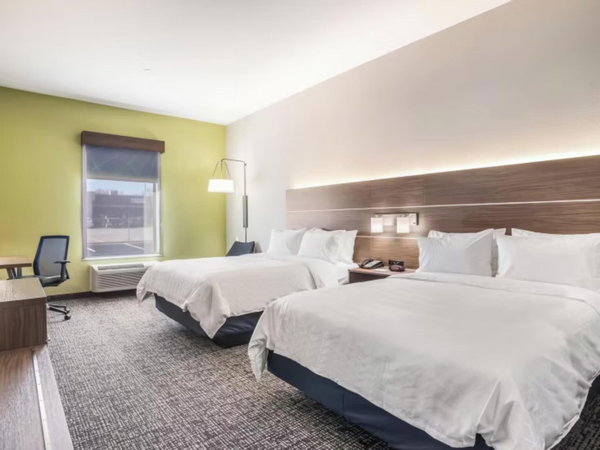 Premium bedding, desk, iron/ironing board, WiFi (free)