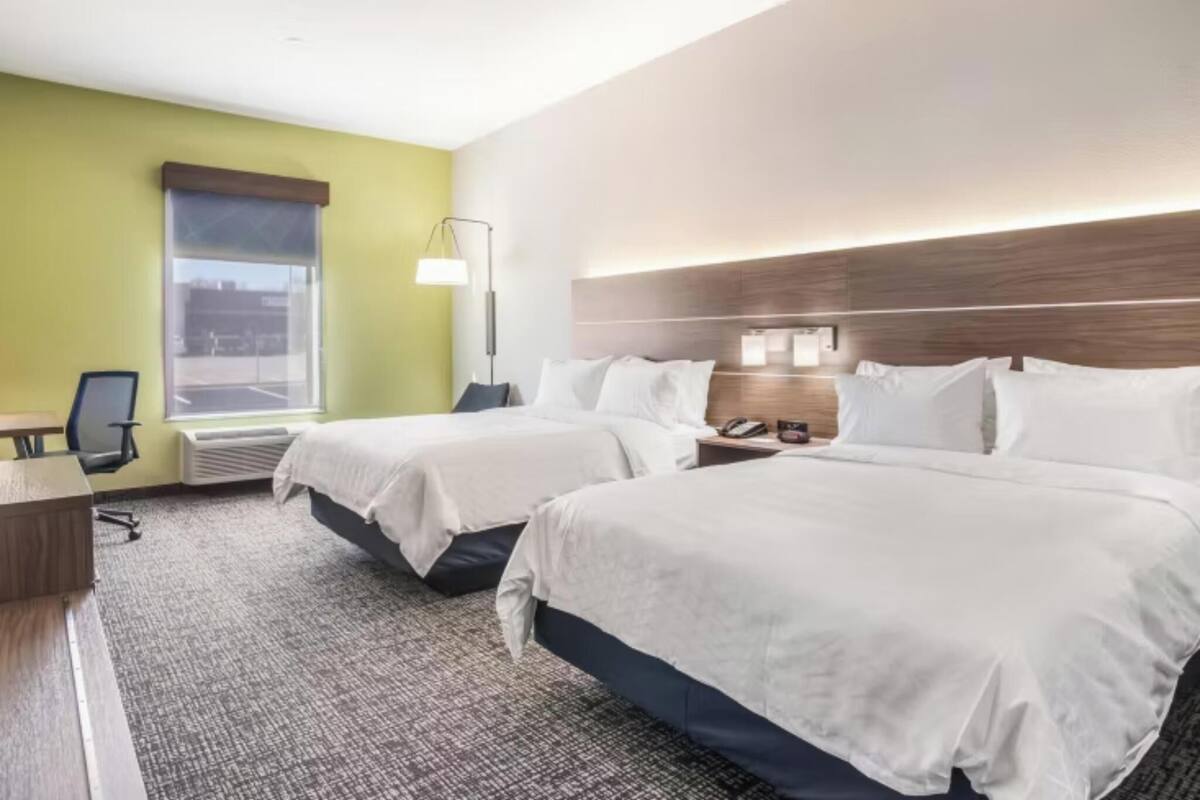 Premium bedding, desk, iron/ironing board, WiFi (free)