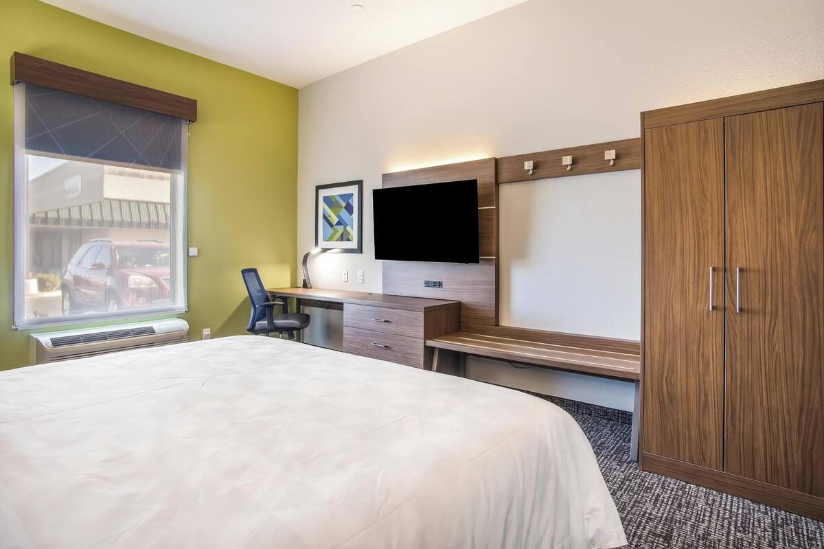Premium bedding, desk, iron/ironing board, WiFi (free)