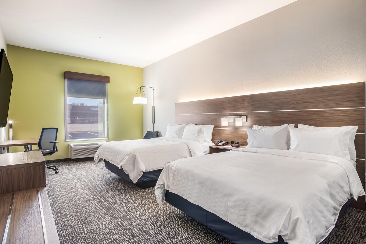 Premium bedding, desk, iron/ironing board, WiFi (free)