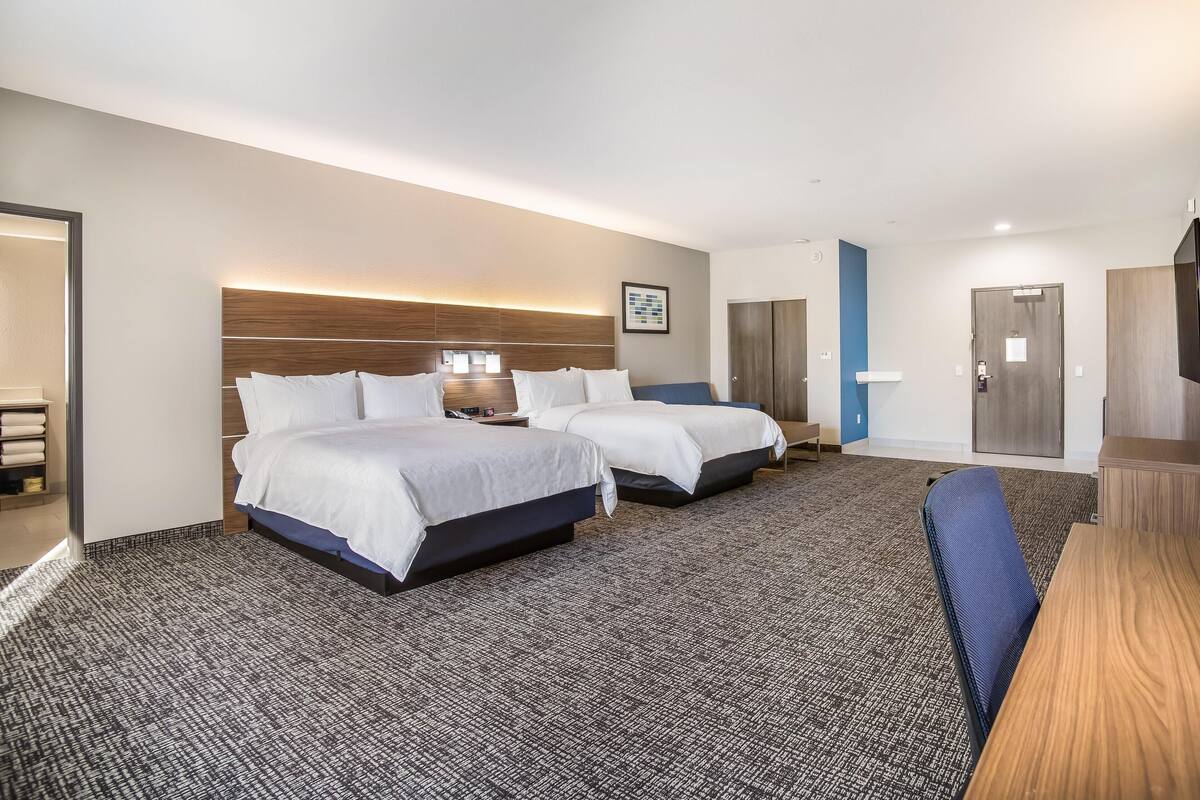 Premium bedding, desk, iron/ironing board, WiFi (free)