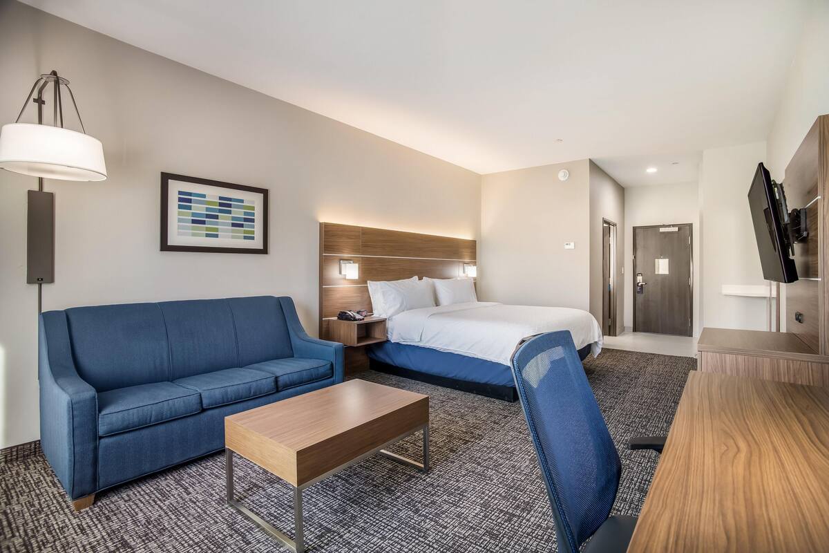 Premium bedding, desk, iron/ironing board, WiFi (free)