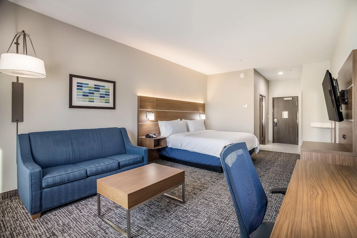 Premium bedding, desk, iron/ironing board, WiFi (free)