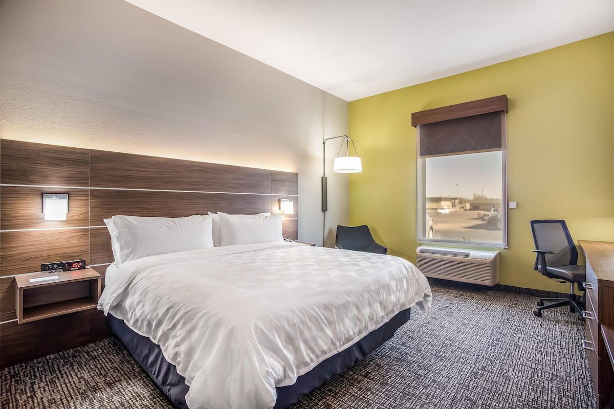 Premium bedding, desk, iron/ironing board, WiFi (free)