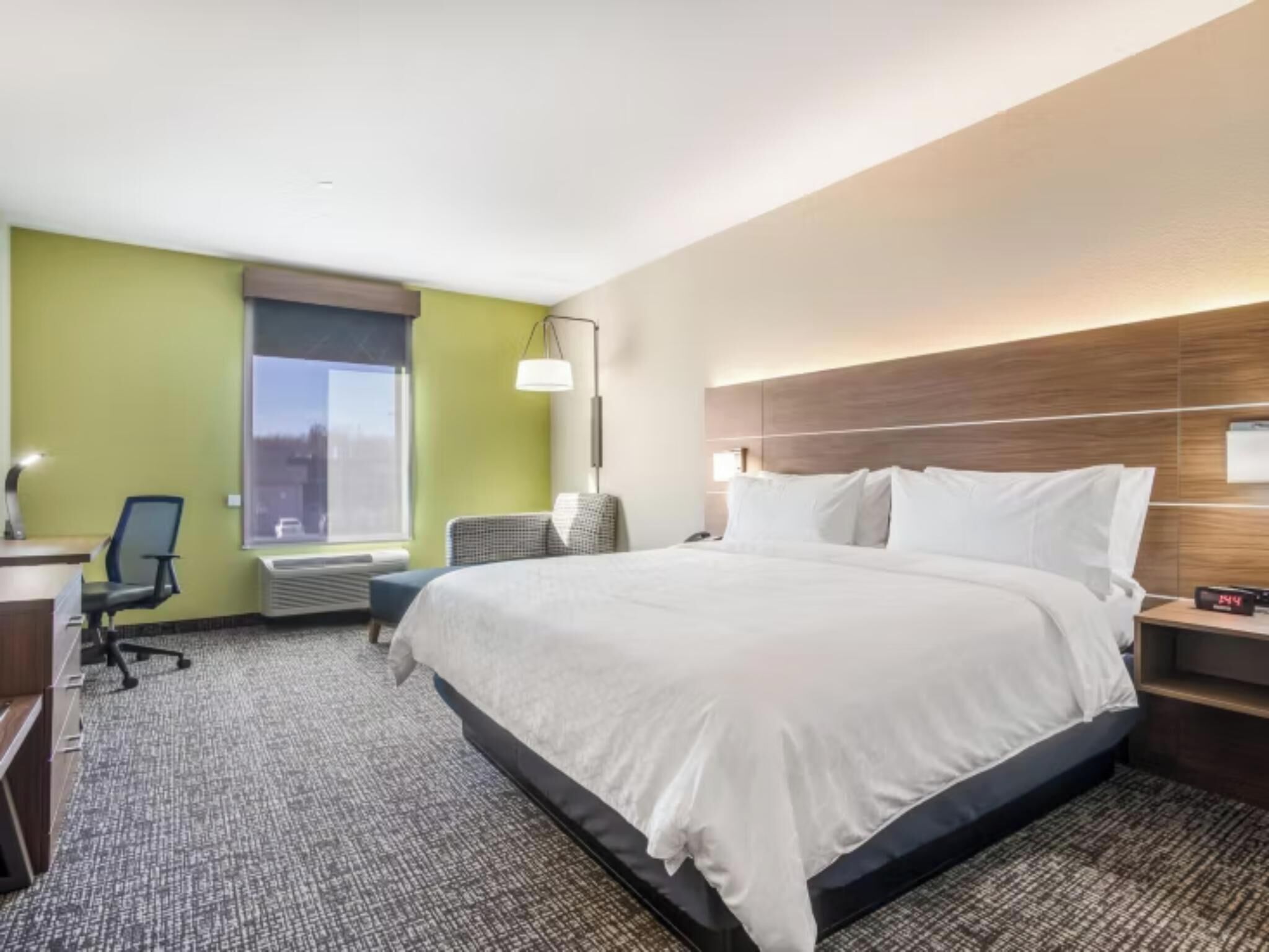 Premium bedding, desk, iron/ironing board, WiFi (free)