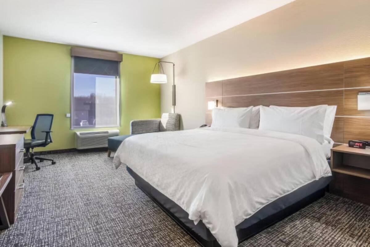 Premium bedding, desk, iron/ironing board, WiFi (free)