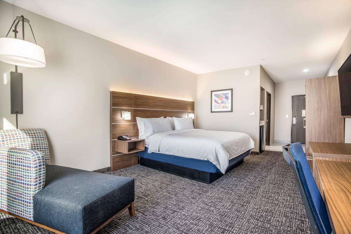 Premium bedding, desk, iron/ironing board, WiFi (free)