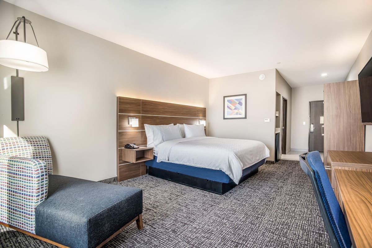 Premium bedding, desk, iron/ironing board, WiFi (free)