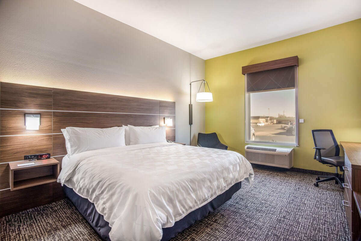 Premium bedding, desk, iron/ironing board, WiFi (free)