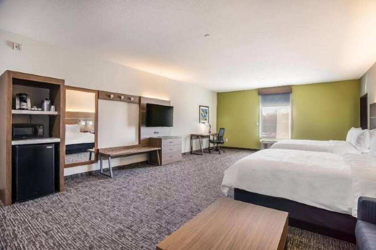 Premium bedding, desk, iron/ironing board, free WiFi