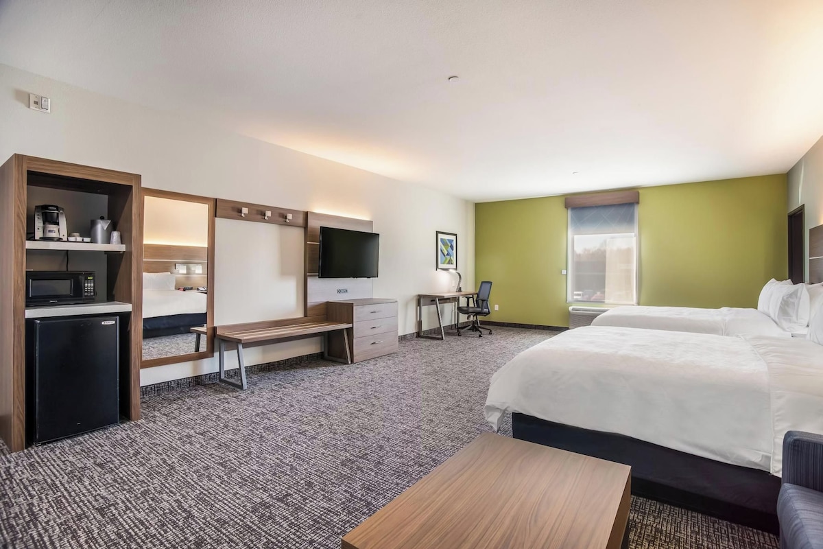 Premium bedding, desk, iron/ironing board, WiFi (free)