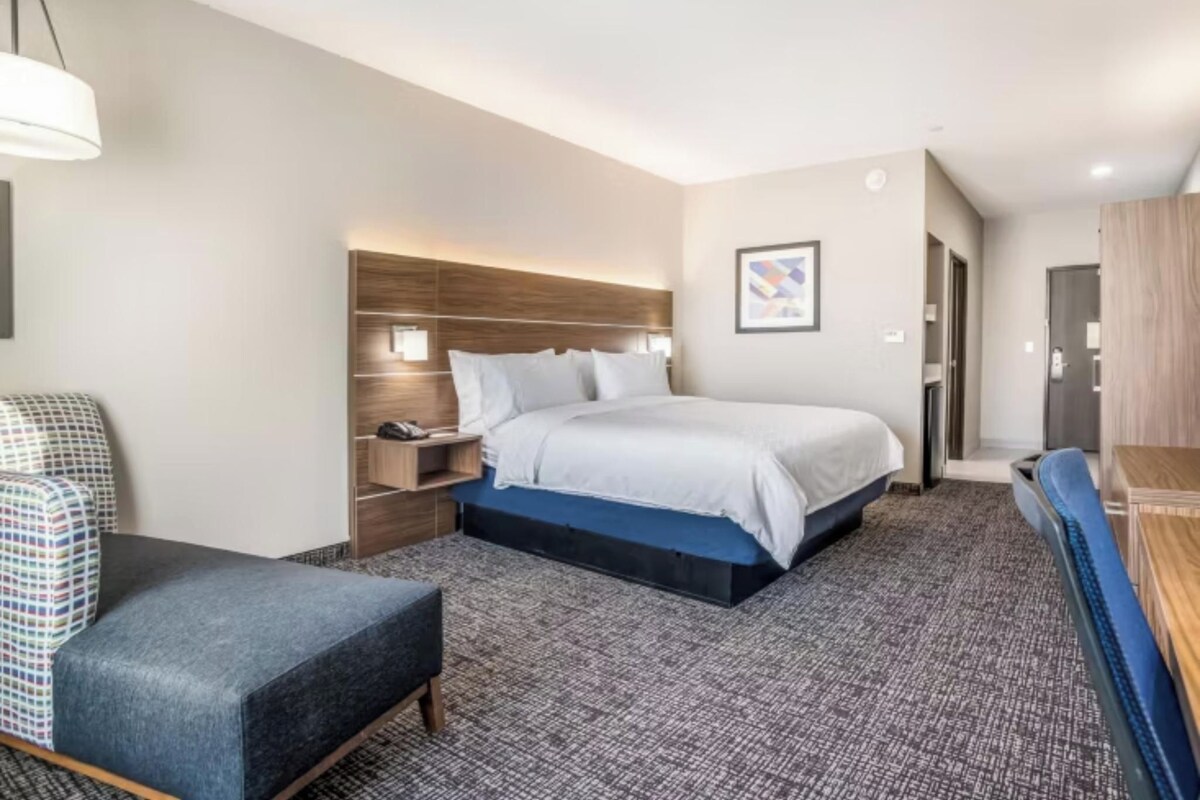 Premium bedding, desk, iron/ironing board, WiFi (free)