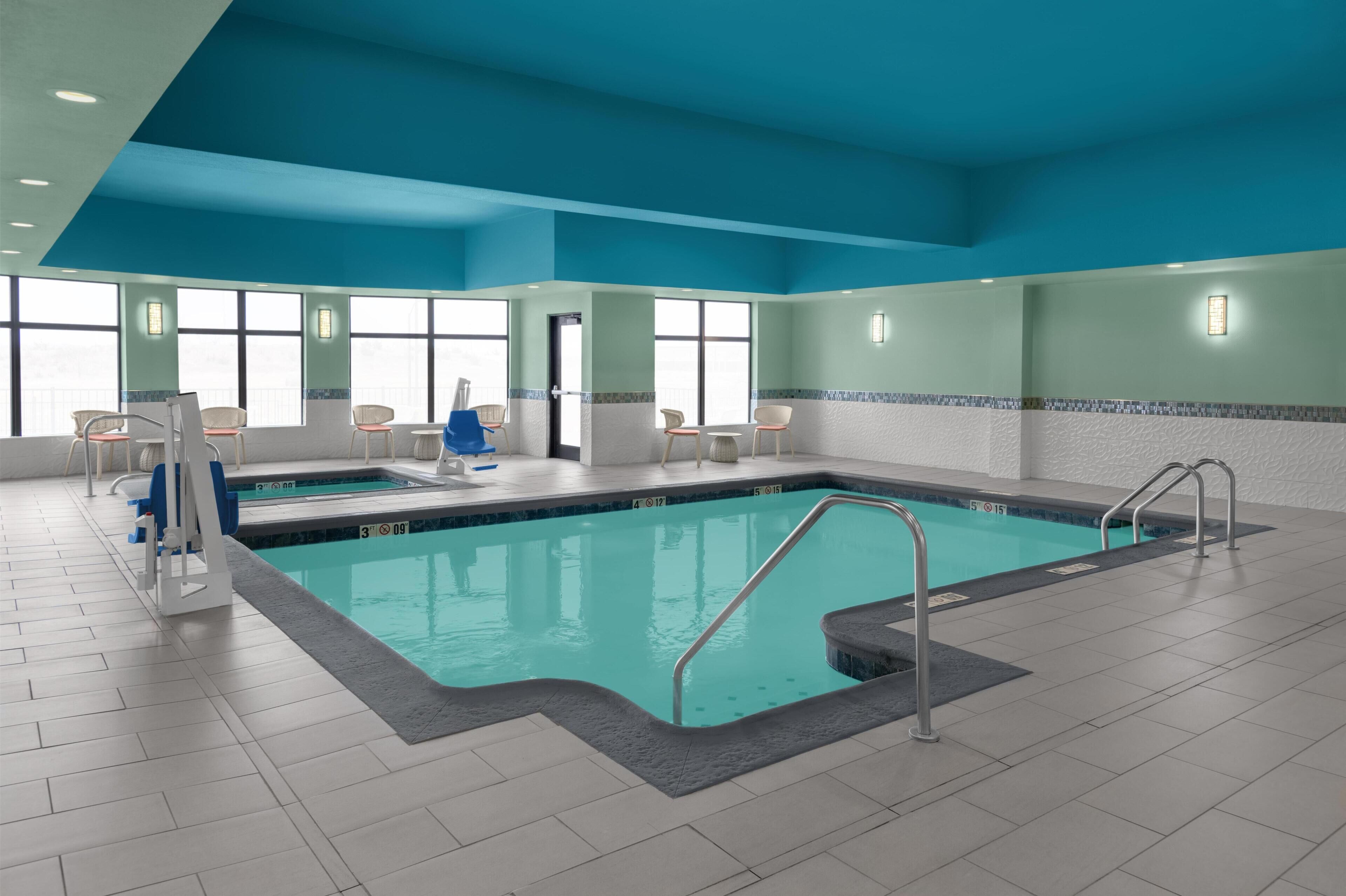 Piscine couverte, chaises longues