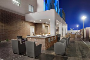 An outdoor bar area with seating and a fire feature. - Holiday Inn Express & Suites Lubbock Central - Univ Area by IHG (Lubbock)