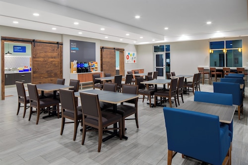 Holiday Inn Express & Suites Lubbock Central - Univ Area by IHG