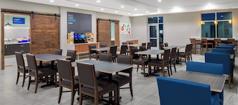 Holiday Inn Express & Suites Lubbock Central - Univ Area by IHG