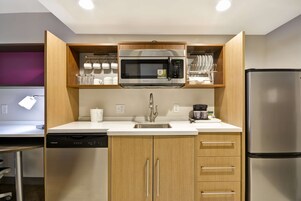 Estúdio, 2 camas Queen, para não fumantes | Cozinha privada | Geladeira grande, micro-ondas, lava-louças, cafeteira/chaleira