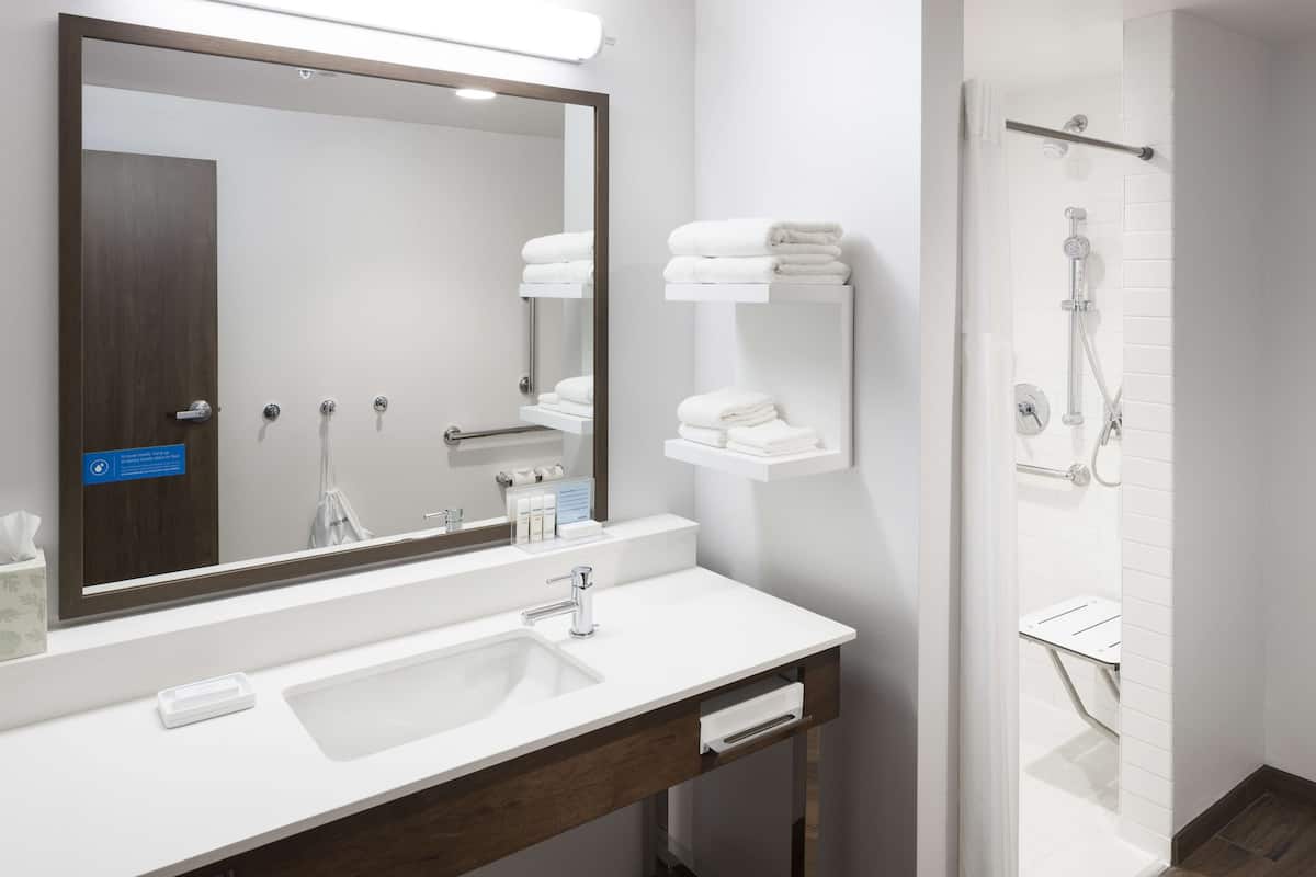 Articles de toilette gratuits, sèche-cheveux, serviettes fournies, savon