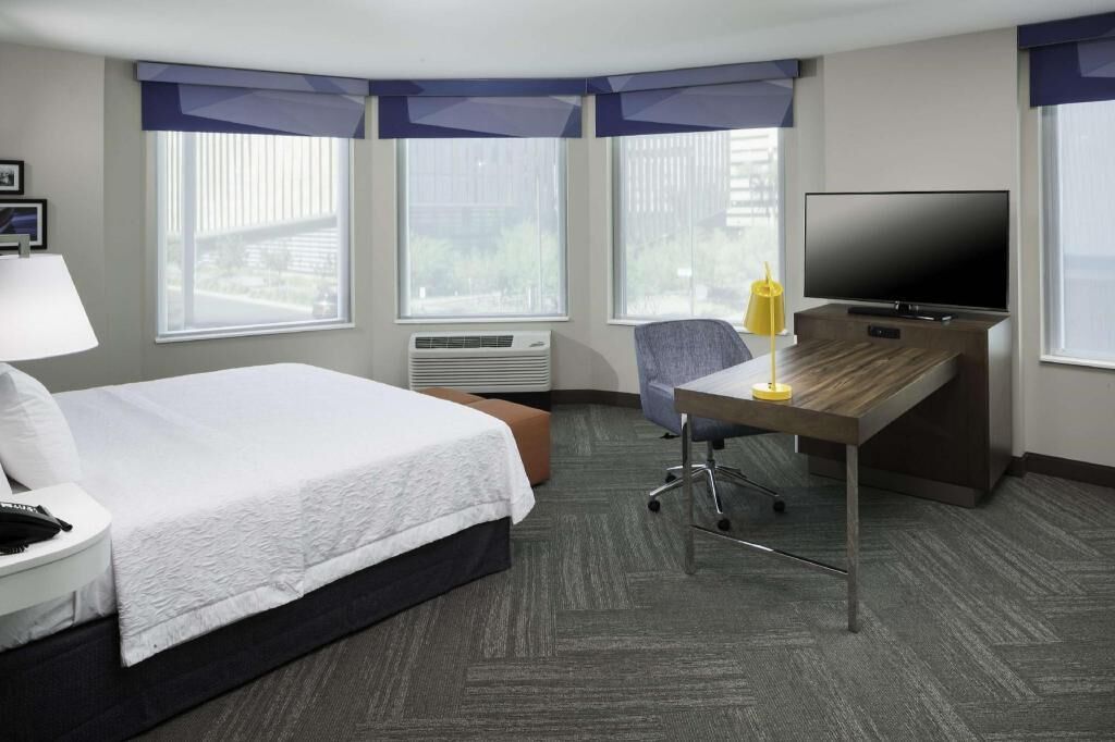 Premium bedding, in-room safe, desk, laptop workspace