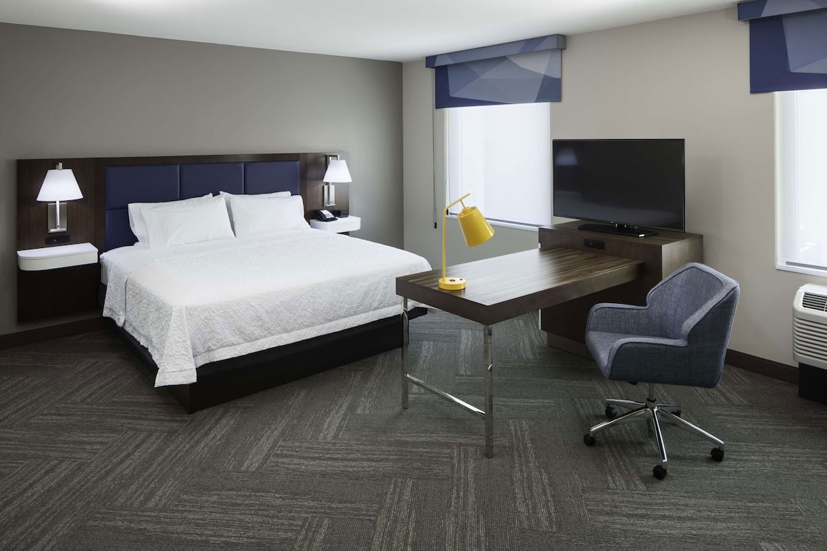 Premium bedding, in-room safe, desk, laptop workspace