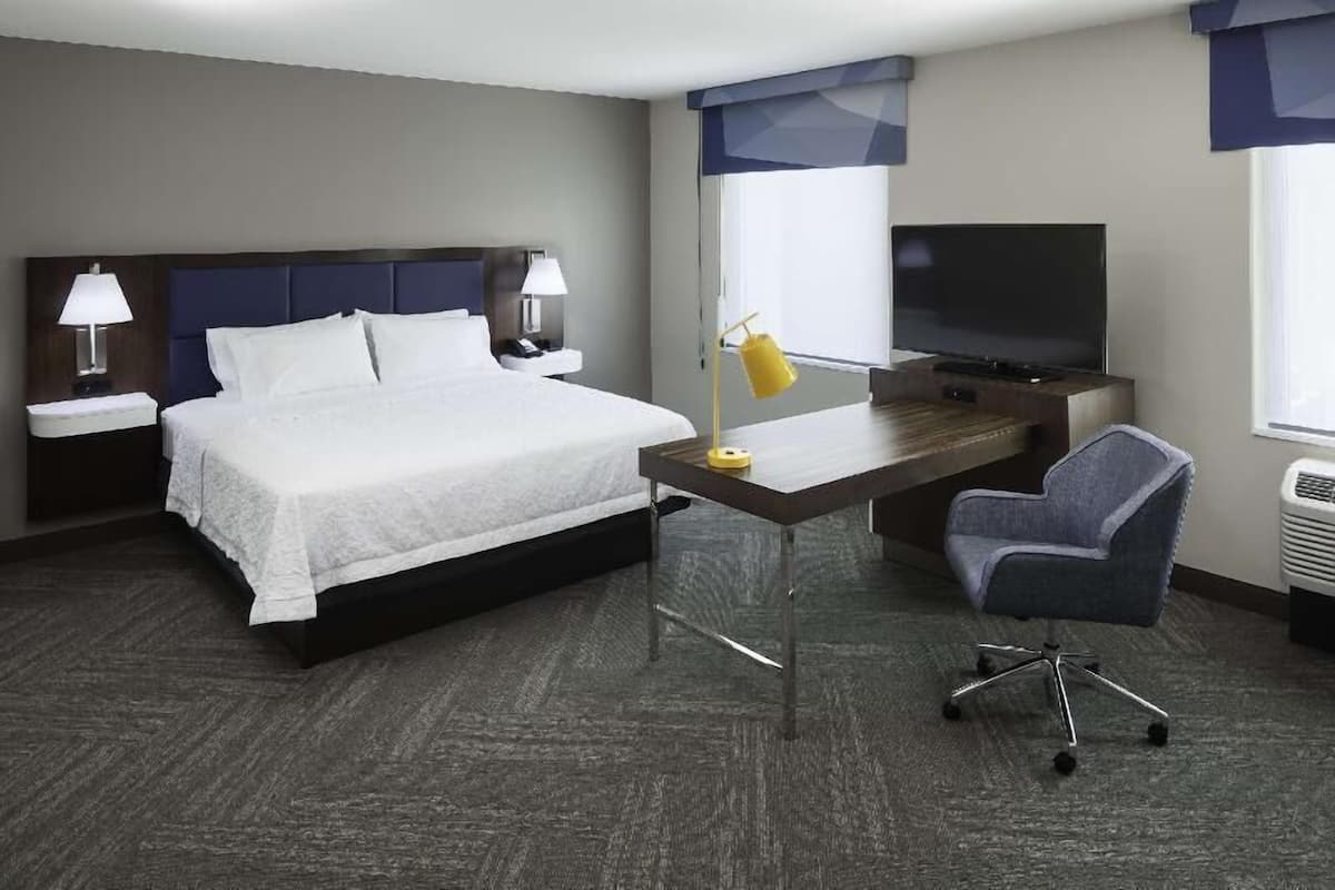 Premium bedding, in-room safe, desk, laptop workspace