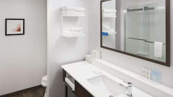 Værelse - 1 kingsize-seng med sovesofa - ikke-ryger | Badeværelse | Gratis toiletartikler, hårtørrer, håndklæder, Sæbe
