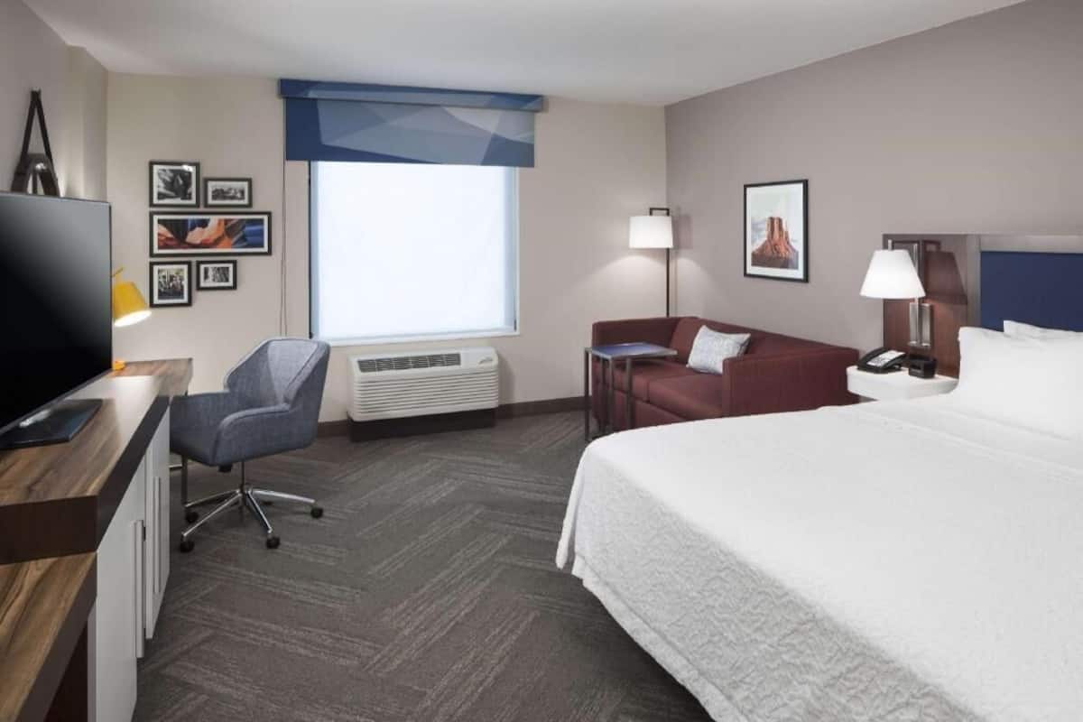 Premium bedding, in-room safe, desk, laptop workspace