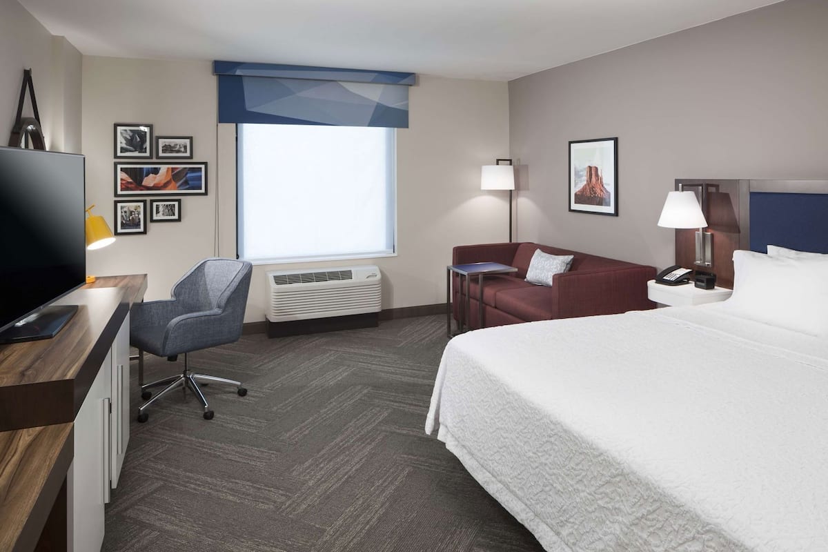 Premium bedding, in-room safe, desk, laptop workspace