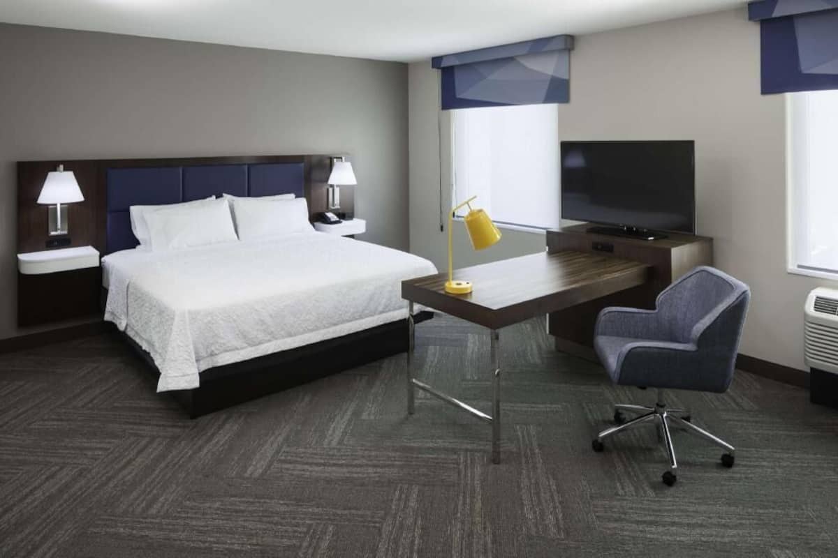 Premium bedding, in-room safe, desk, laptop workspace