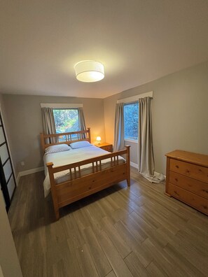4 bedrooms, iron/ironing board, travel crib, free WiFi - Private West-Coast Inspired Cabin in the Woods (Madeira Park)