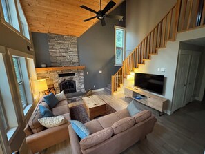 Smart-tv, pejs, bøger, stereoanlæg