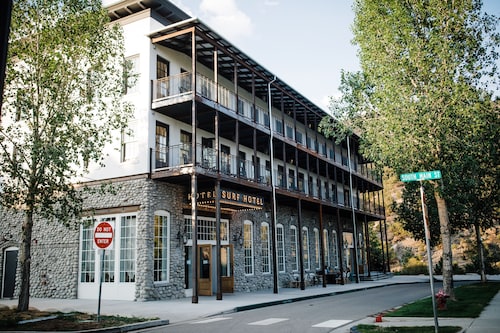 5BR - South Main's Iconic Green Craftsman Retreat - Steps to River & Parks