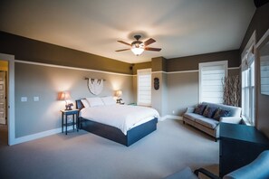 5 bedrooms, desk, iron/ironing board, travel crib