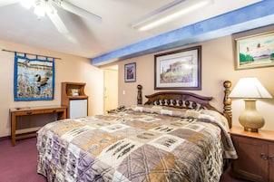 Standard Room, 1 King Bed, Non Smoking | Premium bedding, desk, free WiFi, bed sheets