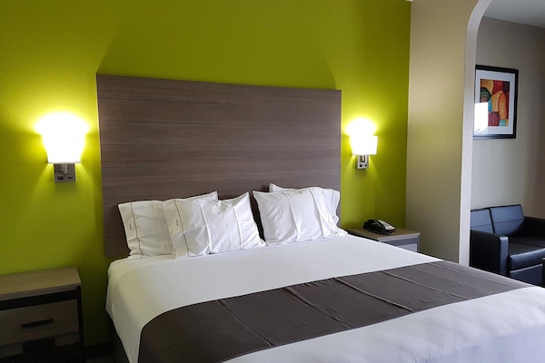 Chambre, 1 très grand lit | 1 chambre, Wi-Fi gratuit, draps fournis