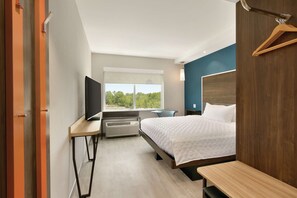 Chambre, 1 trĂšs grand lit | Coffre-fort, bureau, espace de travail pour ordinateurs portables