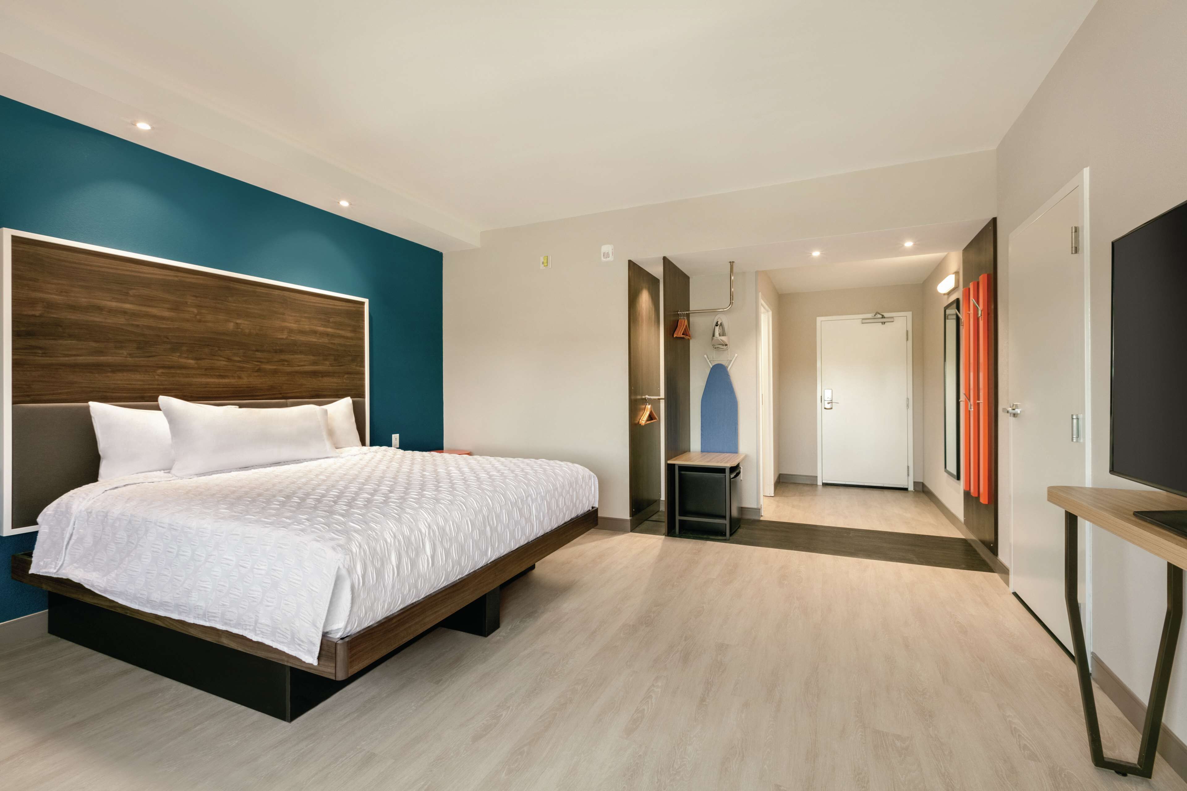 in-room safe, desk, laptop workspace, blackout curtains