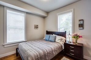 2 bedrooms, iron/ironing board, WiFi, bed sheets - Designer Retreat in Old Town! Perfect for CSU parents..Walk everywhere (Fort Collins)